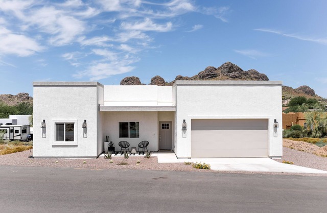 Newly Built Home with Mountain Views perfect for your next Desert Escape