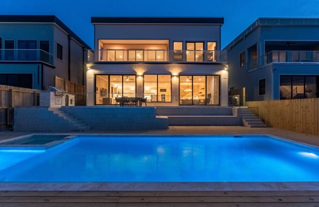 Newly Built Large Bayfront Home w Pool, only 15 Min from SPI