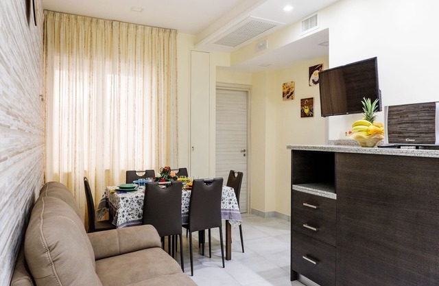 Newly refurbished centrally located 2 bedroom apartment near Sorrento