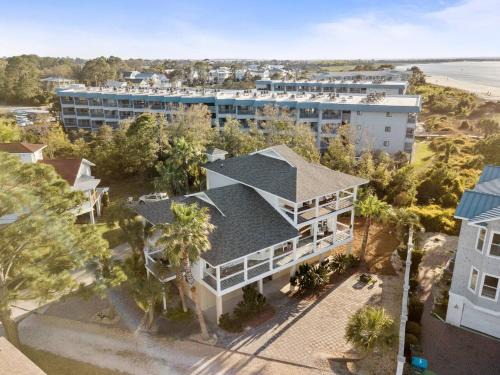 NEWLY REMODELED BEACHFRONT PRIVATE BEACH ACCESS