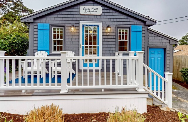 Newly remodeled cottage with hot tub, HOA beach & great deck space