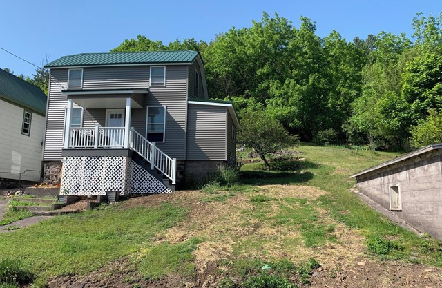 Newly remodeled cozy 3BR/1BA home on a hill, minutes from town.