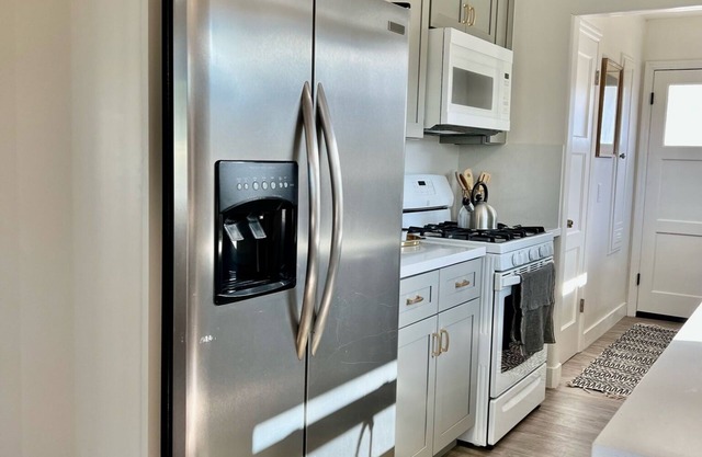 Newly remodeled spacious King suite 2bd 1b duplex