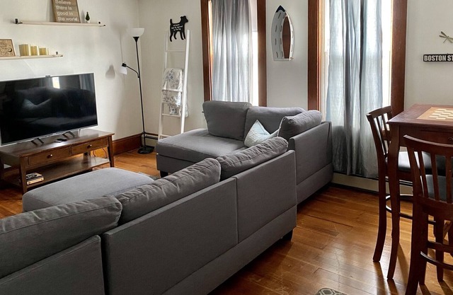 Newly Renovated 1BD Private Suite w/Parking + WIFI