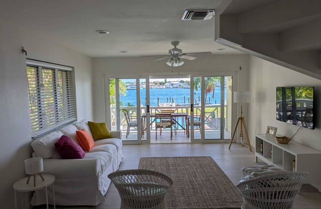 Newly renovated 2BR Oceanfront apartment; walk to Atlantis & Cabbage Beach!