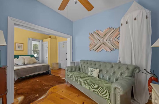 Newly Renovated Carriage House. 1 bed 1 marble bath with tub. Walking distance.