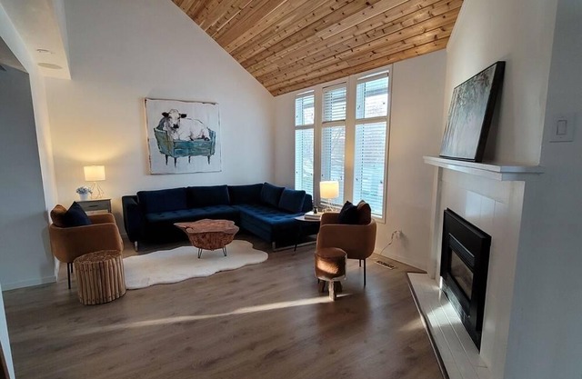 Newly Renovated Family Home - Hot Tub, King bed, Sleeps 7