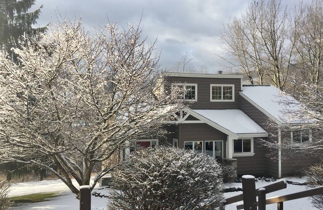 Newly renovated, hot tub and 1 mile from town, across from Holimont!