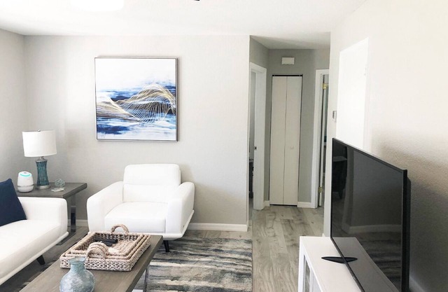 Newly Renovated - Modern Apartment - 2 of 4