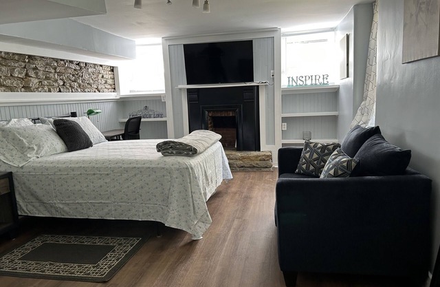 Newly Renovated Studio. Private Yard, Quiet neighborhood. 5 min to all major hwy