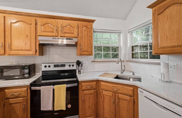 Newly Updated Gem in Shawnee, Kansas: Your Ideal Short-Term Rental Retreat!