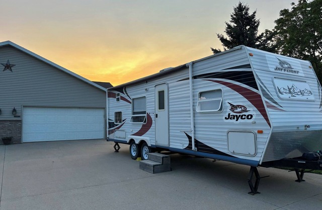 NFL Draft Camper sleeps 6-20 minutes from Lambeau Field-TransportationAvailable
