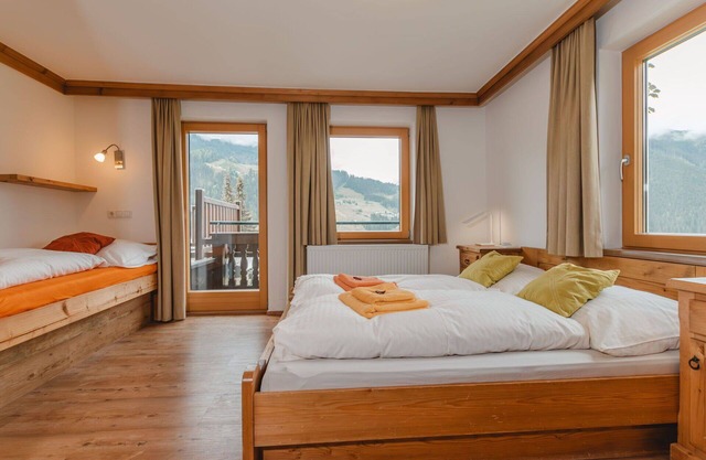 Nice apartment for 20 guests with WIFI, TV, terrace, pets allowed and parking