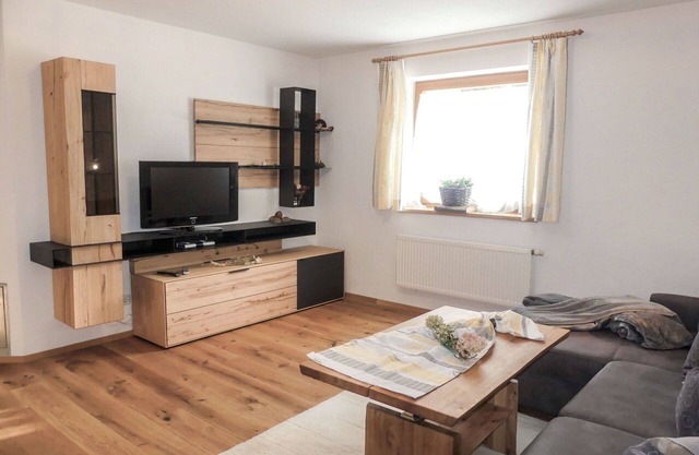 Nice apartment for 8 people with WIFI, TV, patio, pets allowed and parking