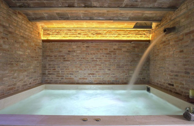 Nice apartment for 4 people with WIFI, hot tub, pool, TV, patio and pets allowed