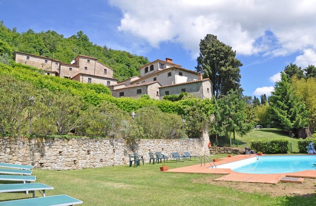 Nice apartment for 3 guests with WIFI, pool, TV, panoramic view and parking, close to Arezzo