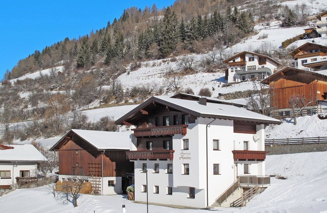 Nice apartment for 4 guests with WIFI, TV, balcony and parking