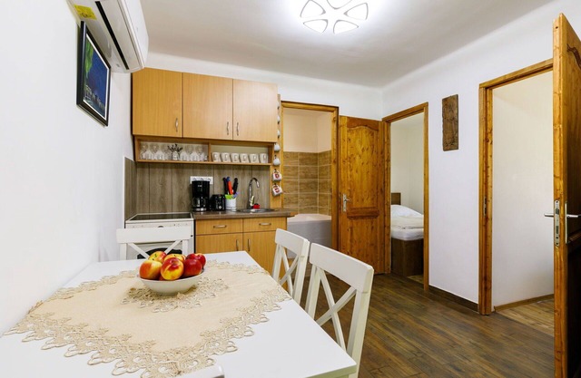 Nice apartment for 4 guests with WIFI, A/C, TV, terrace, pets allowed and parking