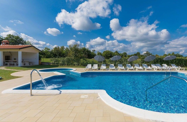 Nice apartment for 7 people with A/C, WIFI, pool, TV and balcony