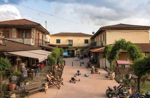 Nice apartment for 6 people with WIFI, pool, TV, terrace, pets allowed and parking