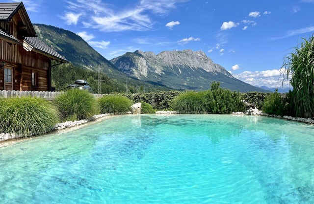Nice apartment in villa for 18 people with pool, WIFI, TV, terrace and pets allowed