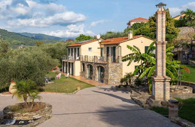 Nice apartment in villa for 4 people with WIFI, TV, patio, pets allowed, panoramic view and park.