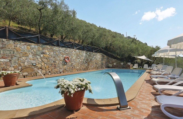 Nice apartment in villa for 4 guests with WIFI, pool, TV, patio, pets allowed and parking