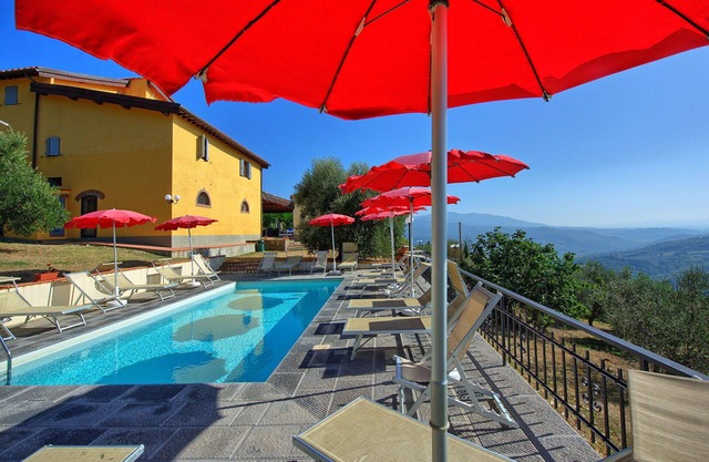 Nice apartment in villa for 4 guests with A/C, pool, WIFI, TV, patio, pets allowed and parking