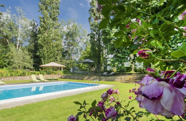 Nice apartment in villa for 4 people with WIFI, pool, terrace, pets allowed and parking