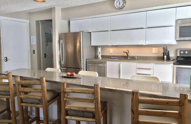 NICE CONDO! Great Location, Reviews, Hot Tub, 2 Bd, Walk or free bus to ski!