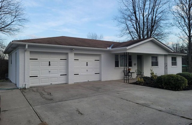 Nice Getaway Home with Hot Tub/Near all