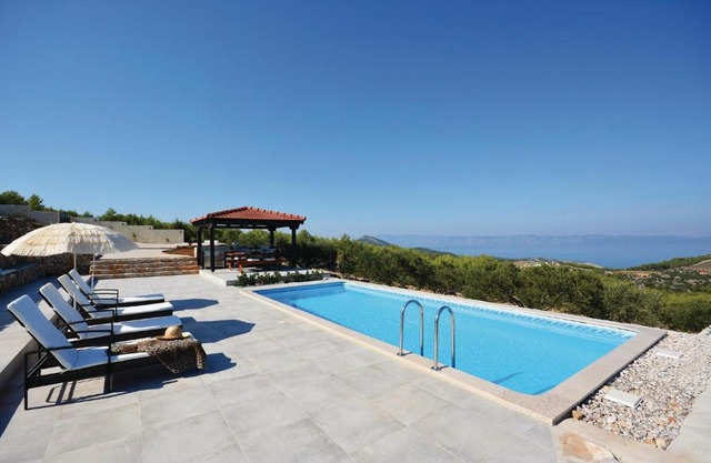Nice home in Gdinj with 2 Bedrooms, WiFi and Outdoor swimming pool
