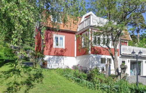 Nice Home In Ljusterö With Sauna
