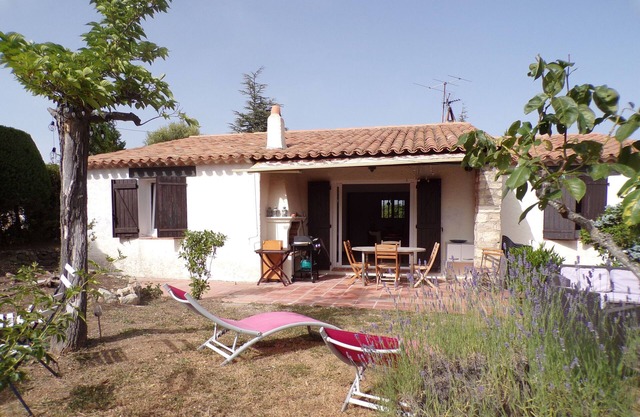 Nice house with private garden, in a private domain with swimming pool.