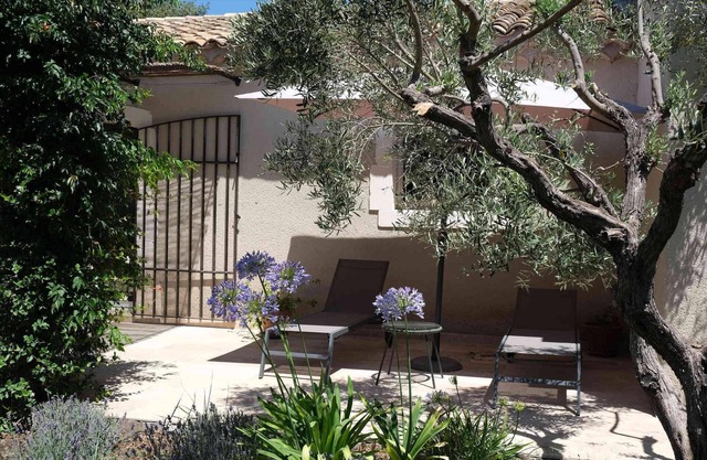 nice villa with heated swimming pool, in the center of the village of aureille, 8 persons, near baux de provence, in the alpilles
