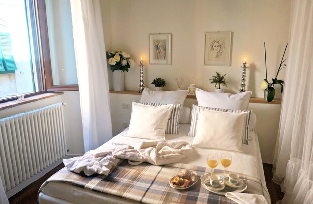 Nido Bianco, Authentic Tuscany + garden + AC, village centre. Nr Pisa/Lucca