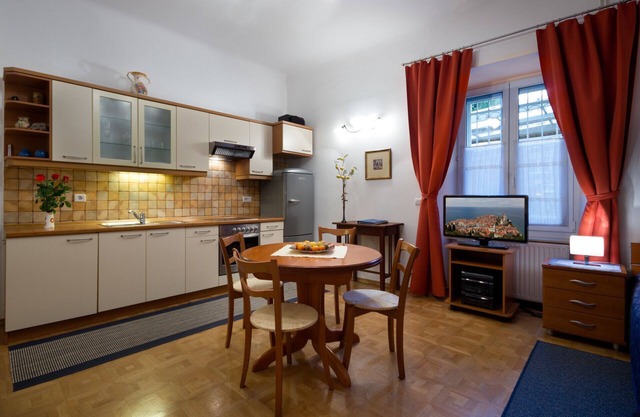 Nika2 Tour As/Spacious Studio in Old Town with parking, free WiFi and AC