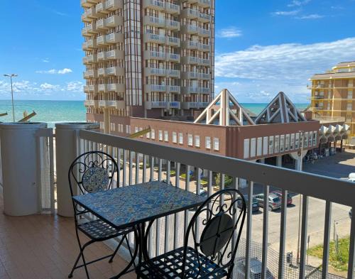 NINFEA SEAVIEW APARTMENT - Elegant, Bright and Spacious, Steps from the Sea & Station