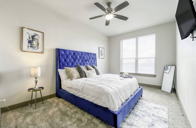 nn1 to 3 miles away from Shell Energy stadium, Toyota Center, Discovery Green