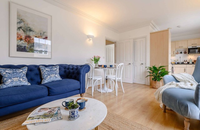 No.10 at Herschel - stylish city apartment for 3 - with parking