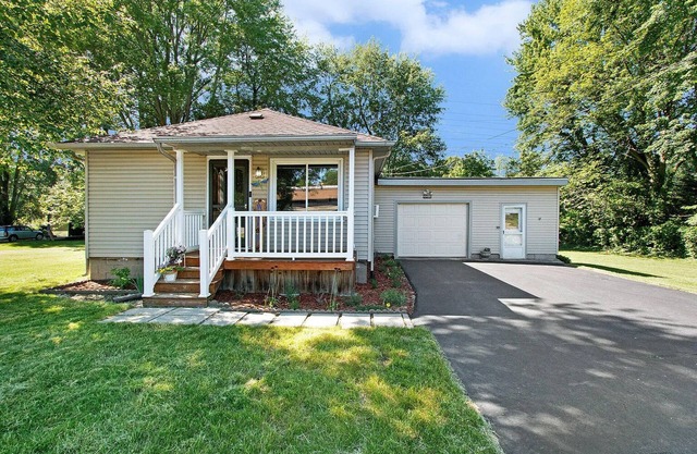 No Cleaning Fee! Cozy Cottage in Dunes National Park, Beverly Shores Indiana.