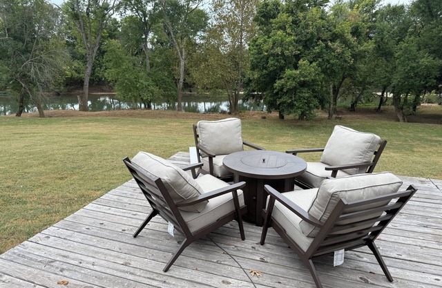 No cleaning fees! Between Branson and Springfield, Sleeps 16! Pet friendly!