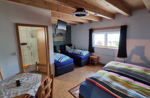 Non-smoking four-bed room with shower and toilet - Gästehaus Gravell