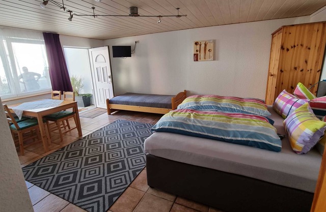 Non-smoking multi-bed room with shower and WC - Gästehaus Gravell