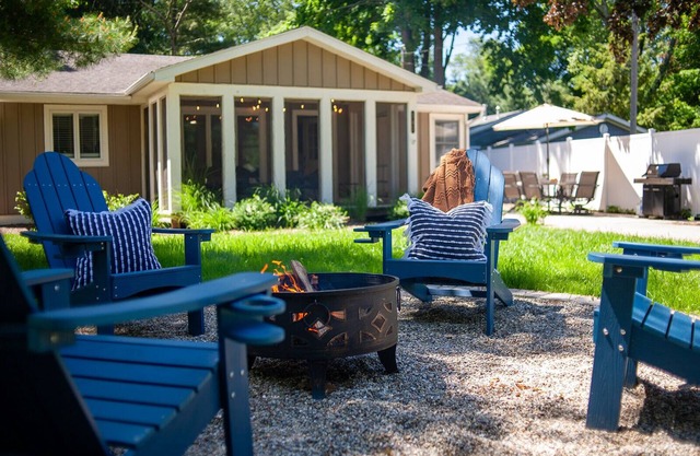 Nook on North - Quaint Cottage Steps From Downtown Saugatuck