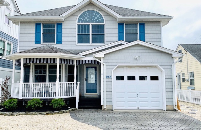 Normandy Beach - Fabulous 6BR/3BA On The Lagoon, Kayaks, Bikes, and Kids Room.
