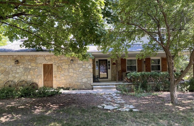 North Arrow- Warm, Stylish, Edge of Town