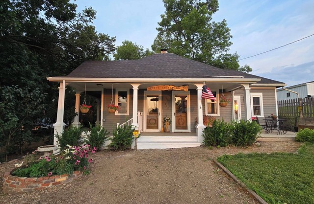 North Crick Lodge- 2-bedroom Cottage in the Country Village of Bow Valley