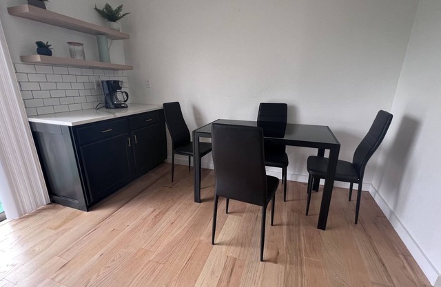 North Dallas home 16 Min toDFW. KING size bed.