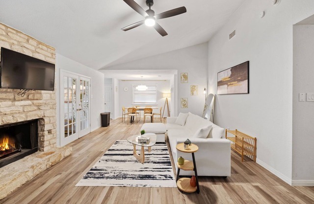 Northside Stay W King Beds + Grill!